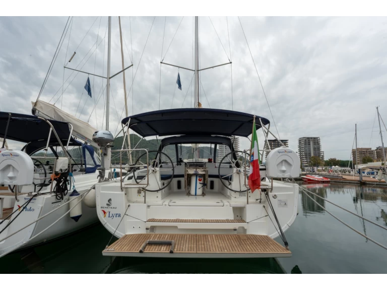 Bénéteau Oceanis 40.1 charter bareboat or captained in  Salerno