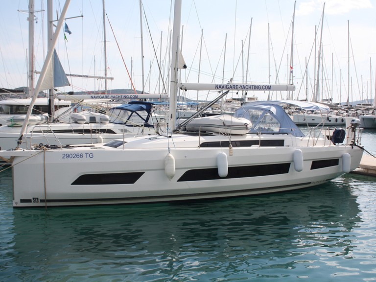 Sailboat for rent Seget Donji at the best price