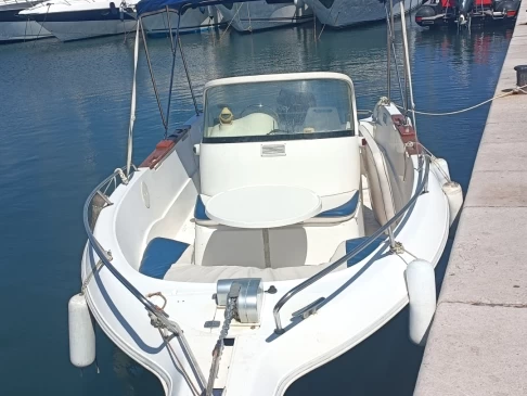 Bareboat Rental Motorboat Quicksilver with a boat licence