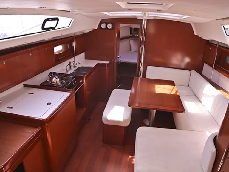 Bénéteau Oceanis 40 charter bareboat or captained in  Kiáto