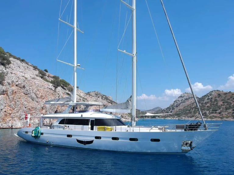 Bareboat Rental Luxury Yacht Custom with a boat licence