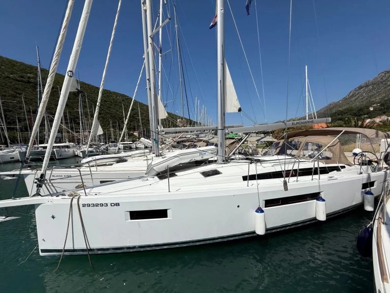 Sailboat rental with or without captain Jeanneau Komolac
