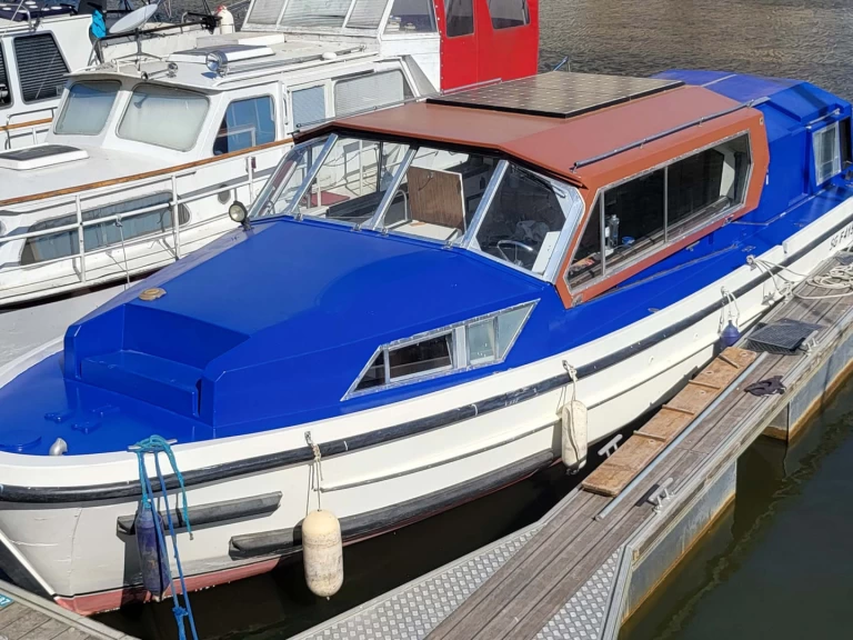 Bareboat Rental Houseboat Porter and Haylett with a boat licence