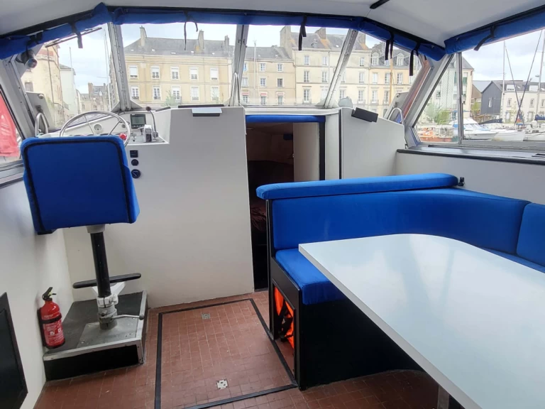 Porter and Haylett CONNOISSEUR 1135 charter bareboat or captained in  Redon