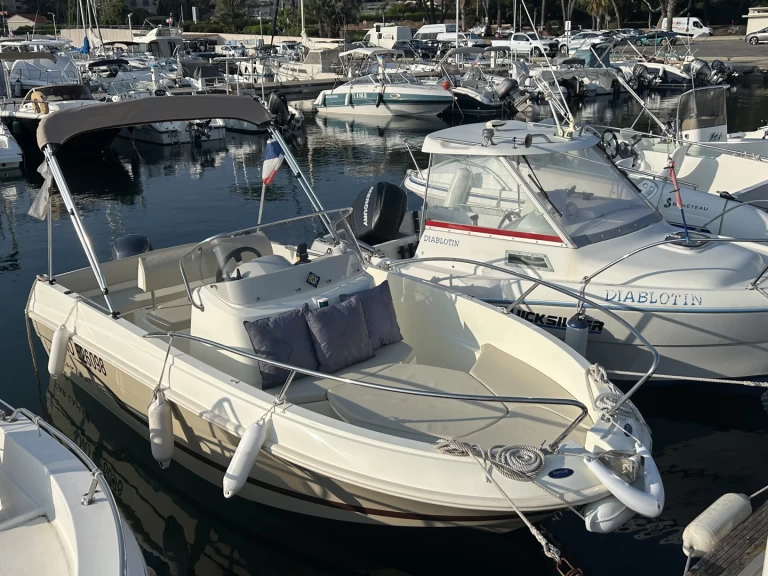Motorboat rental with or without captain Jeanneau Saint-Raphaël
