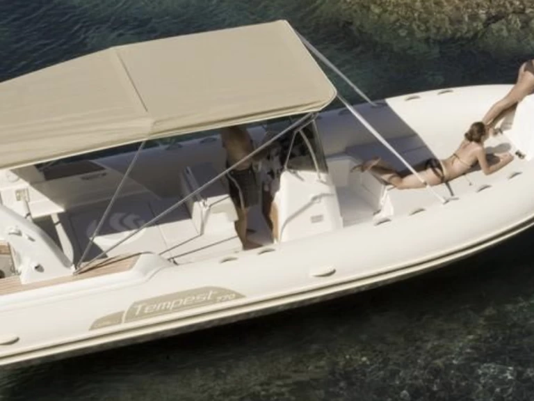 Rent a Capelli Tempest 800 Arcachon