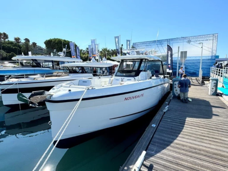 Bareboat Rental Motorboat Wellcraft with a boat licence