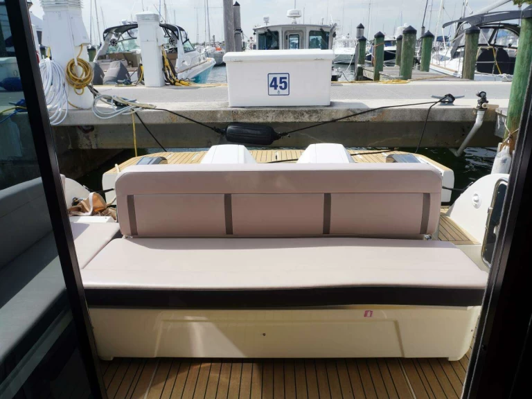 Yacht charter Golfe-Juan cheap Leader 36