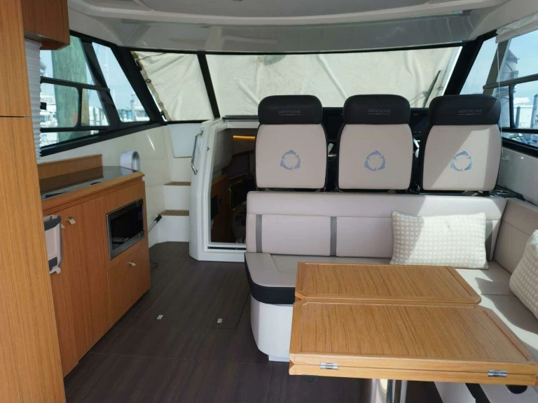 Motorboat rental in Golfe-Juan - Jeanneau Leader 36