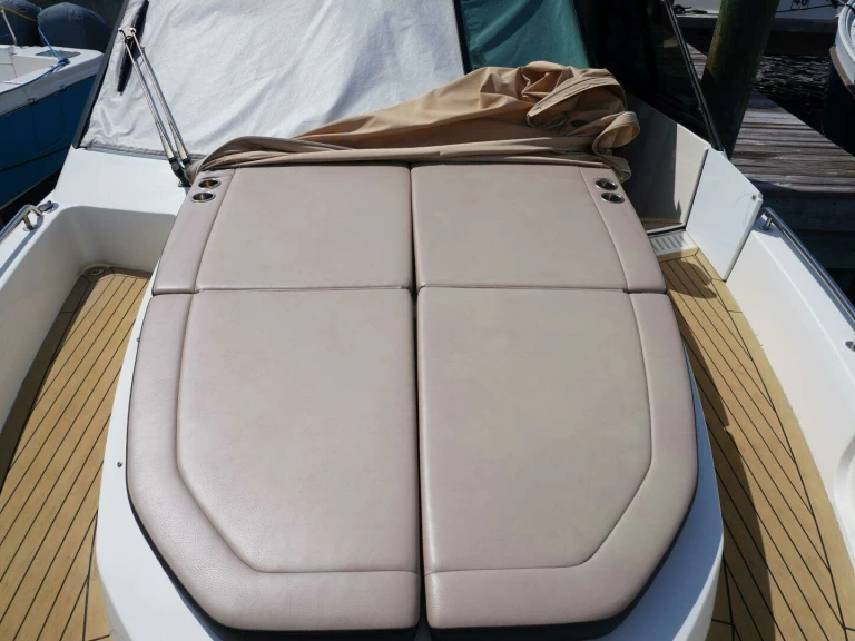 Boat rental Jeanneau Leader 36 in Golfe-Juan on Samboat