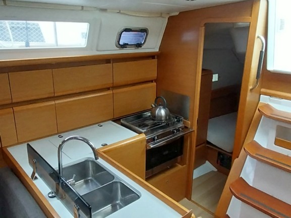 Rent a Jeanneau Sun Odyssey 379 La Trinité-sur-Mer