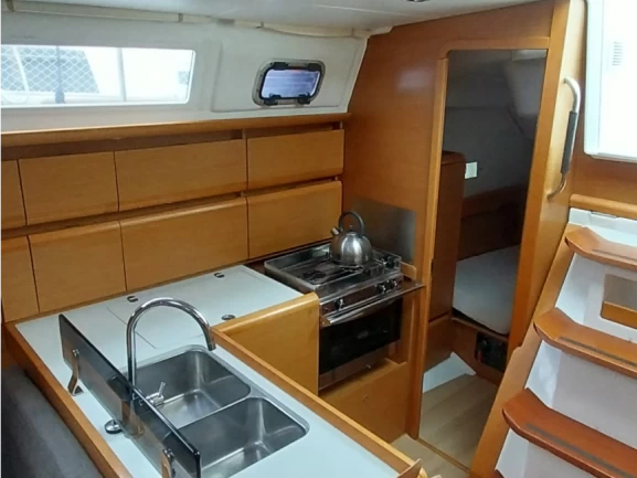 Rent a Jeanneau Sun Odyssey 379 La Trinité-sur-Mer