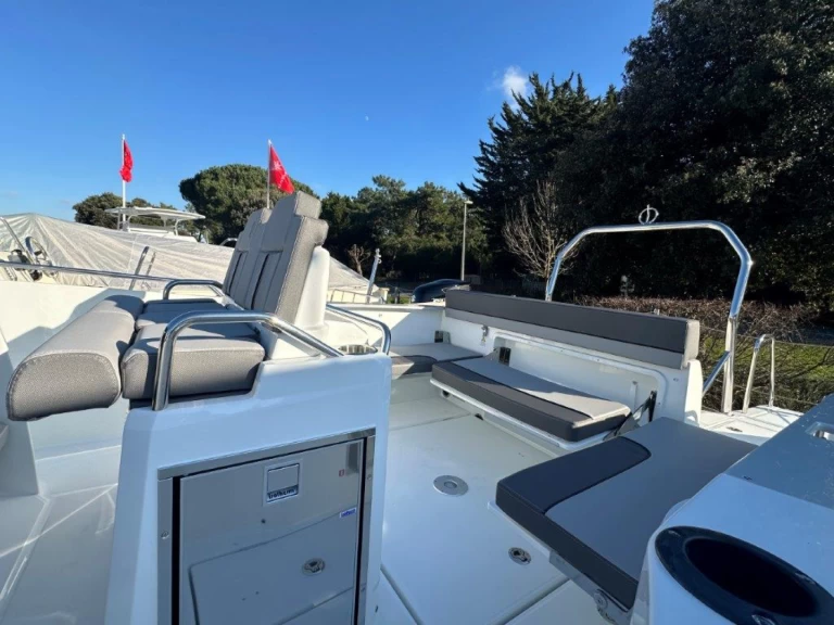 Motorboat for rent La Flotte at the best price