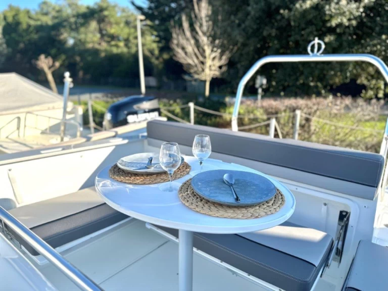 Jeanneau Cap Camarat 7.5 CC in La Flotte on SamBoat