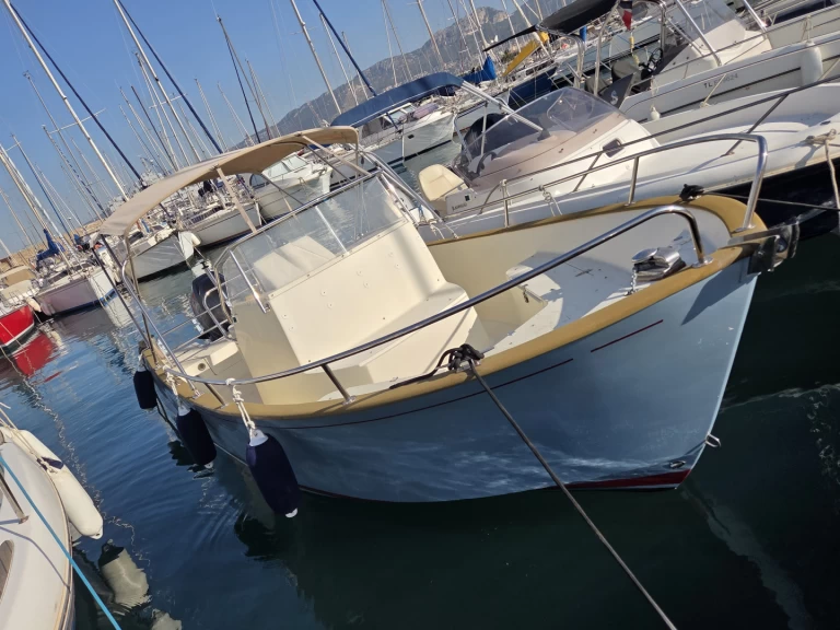 Motorboat rental with or without captain Rea Toulon