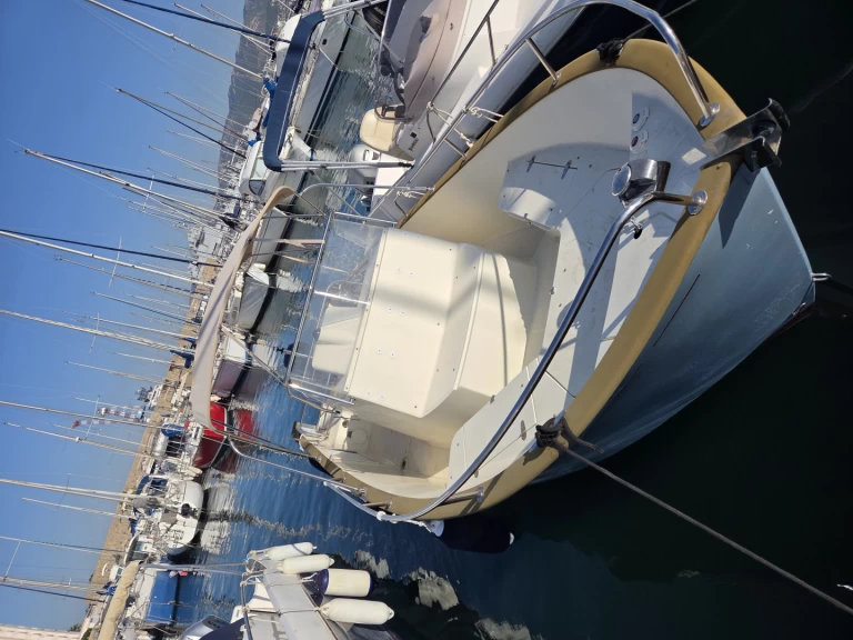 Bareboat Rental Motorboat Rea with a boat licence