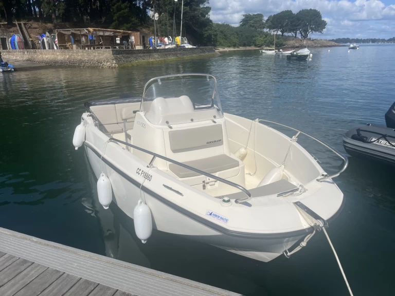 Bareboat Rental Motorboat Quicksilver with a boat licence