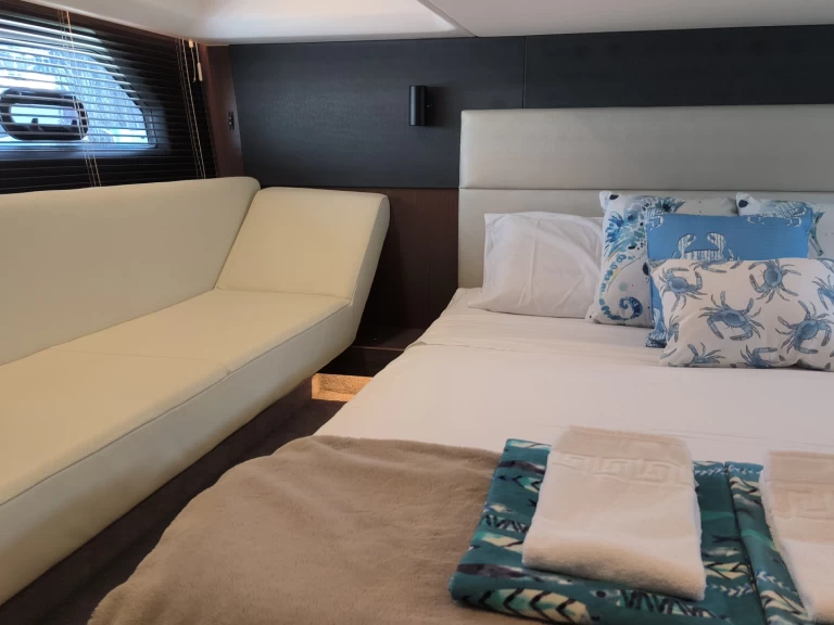 Motorboat rental in Cádiz - Bavaria R40 Coupe