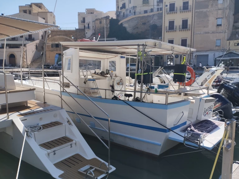 Bareboat Rental Motorboat Revel Craft with a boat licence