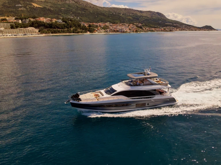Rent a Azimut Azimut 78 Fly - 4 + 1 cab. Podstrana