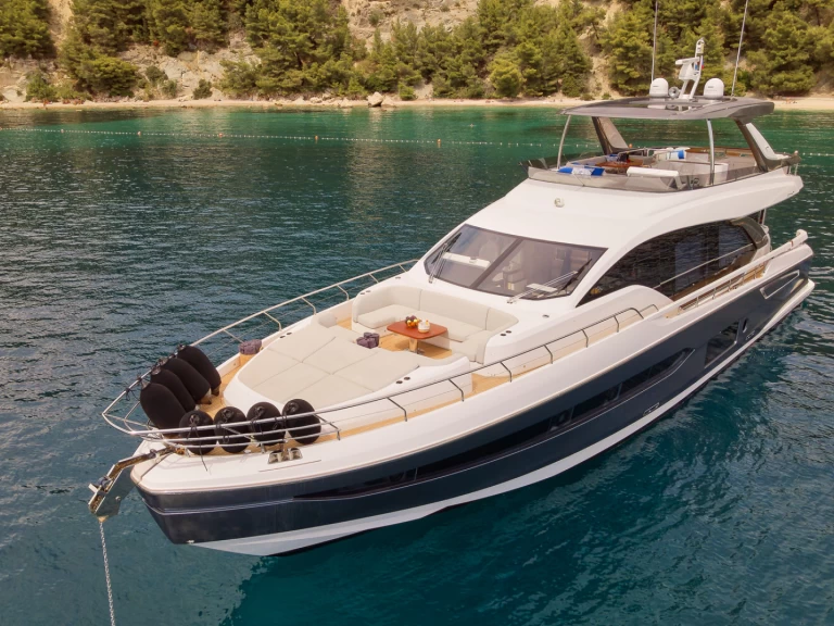 Azimut Azimut 78 Fly - 4 + 1 cab. charter bareboat or captained in  Podstrana