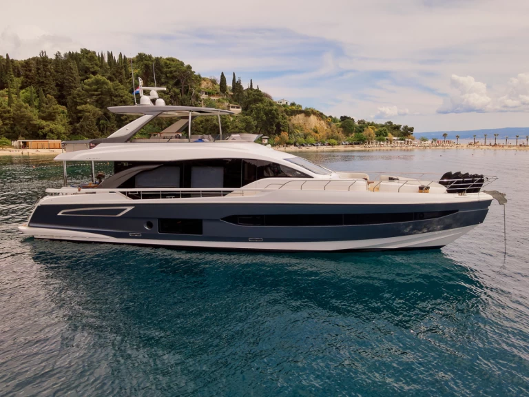 Rent a Azimut Azimut 78 Fly - 4 + 1 cab. Podstrana