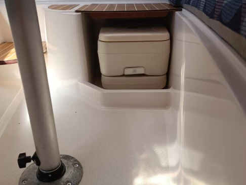 Bareboat Rental Motorboat Quicksilver with a boat licence