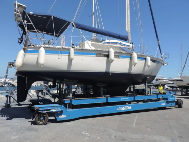 Bareboat Rental Sailboat Jouet with a boat licence