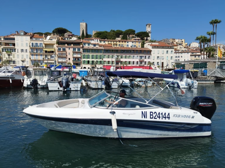 Bareboat Rental Motorboat Four Winns with a boat licence