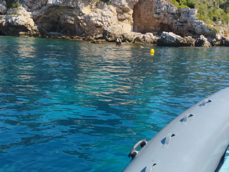 Zodiac 6, 50m Expédition  in Cannes on SamBoat
