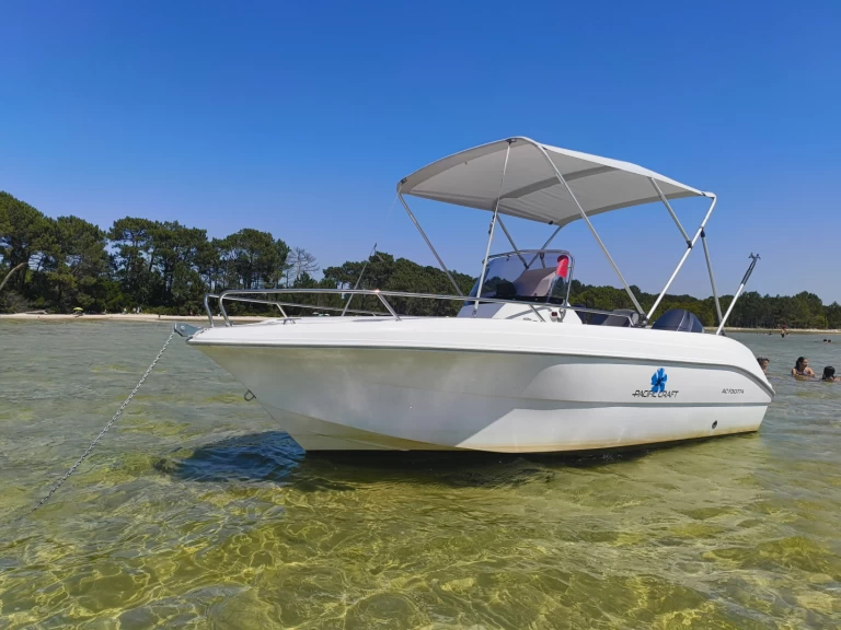 Bareboat Rental Motorboat Pacific Craft with a boat licence