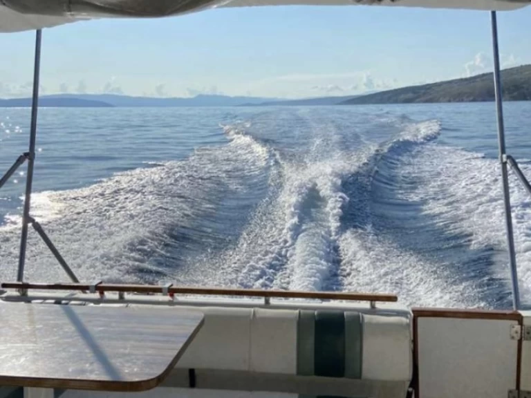 Bareboat Rental Motorboat Sea Ray with a boat licence