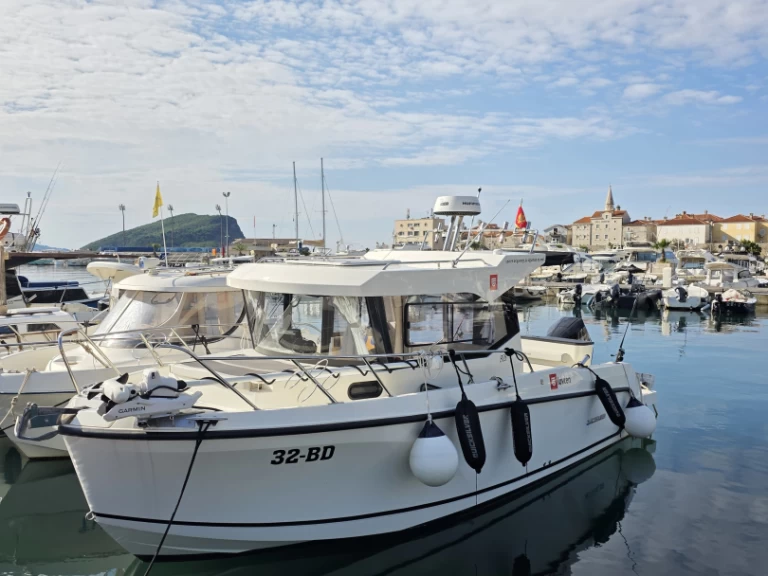 Quicksilver Pilithouse 805 cabine in Budva on SamBoat