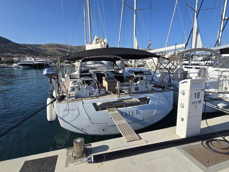 Sailboat for rent Seget Donji at the best price