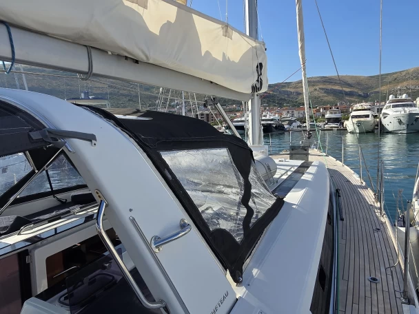 Rent a Bénéteau Oceanis 55 Seget Donji
