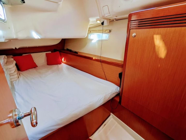 Bénéteau Oceanis 40 charter bareboat or captained in  Puerto Altea