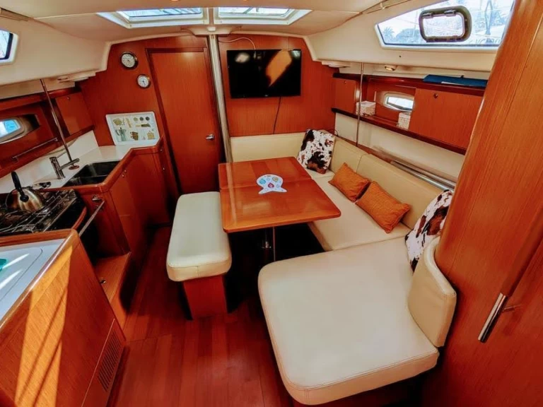 Bénéteau Oceanis 40 in Puerto Altea on SamBoat