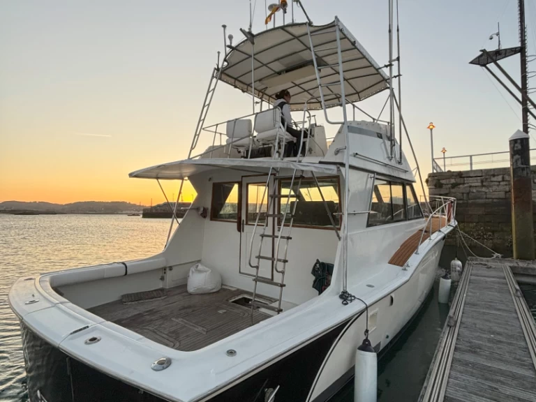 Rent a Hatteras Hatteras 46 convertible Gijón