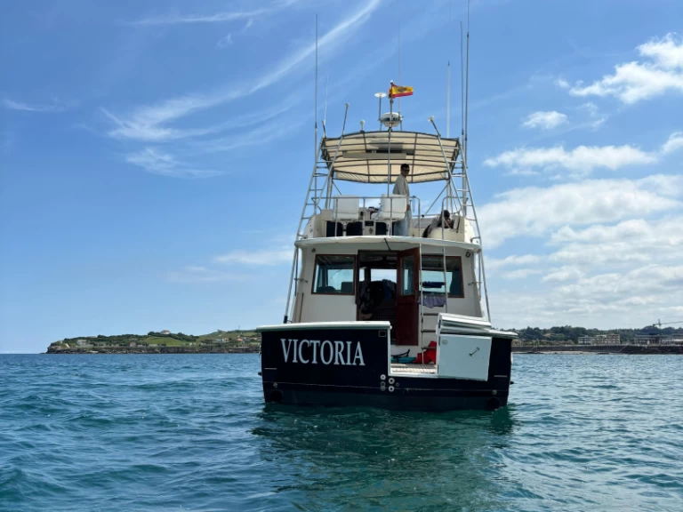 Yacht charter Gijón cheap Hatteras 46 convertible