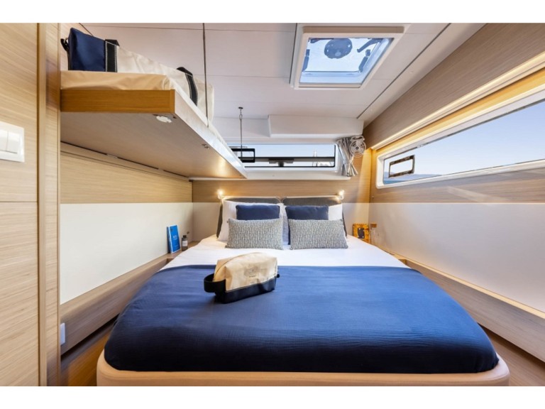 Yacht charter Hyères cheap Lagoon 43