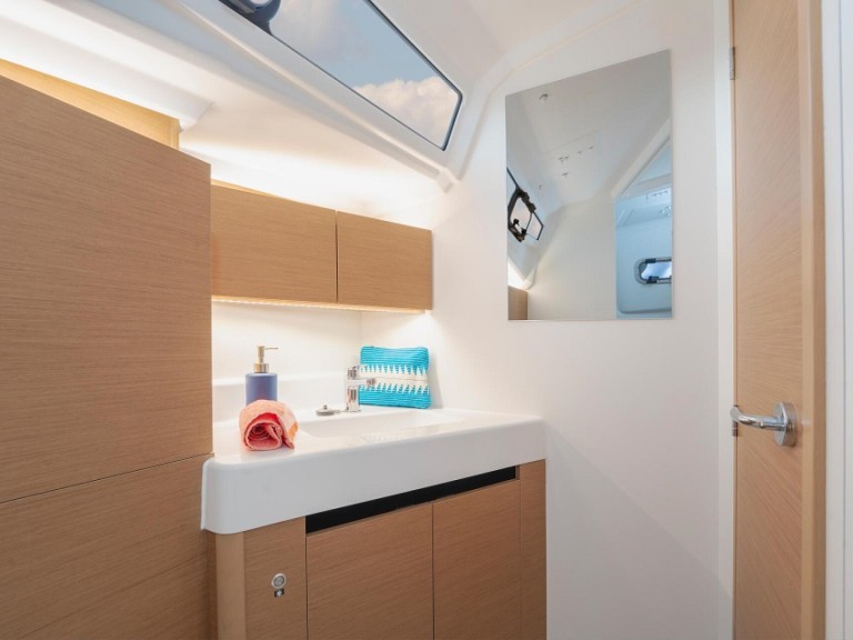 Jeanneau Sun Odyssey 350 in Hyères on SamBoat