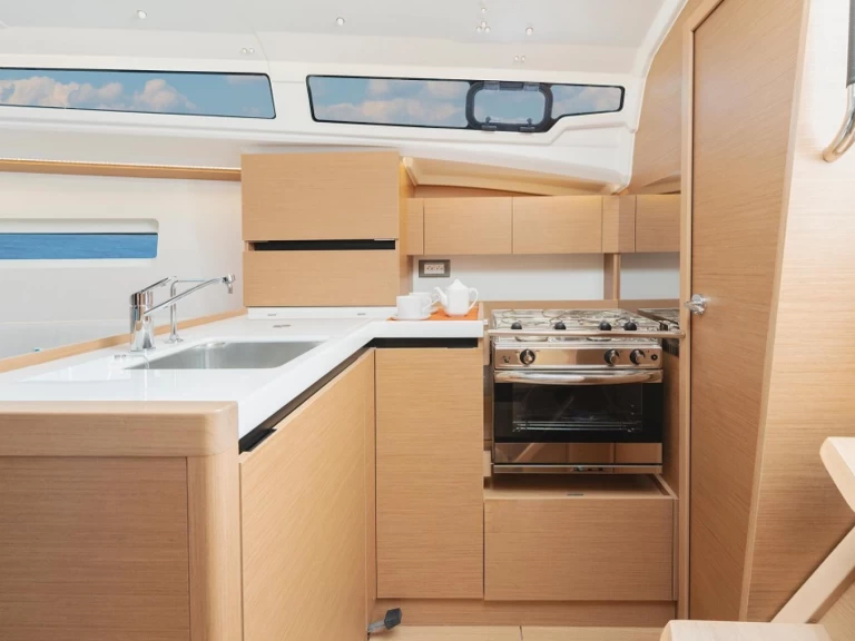 Sailboat rental with or without captain Jeanneau Hyères