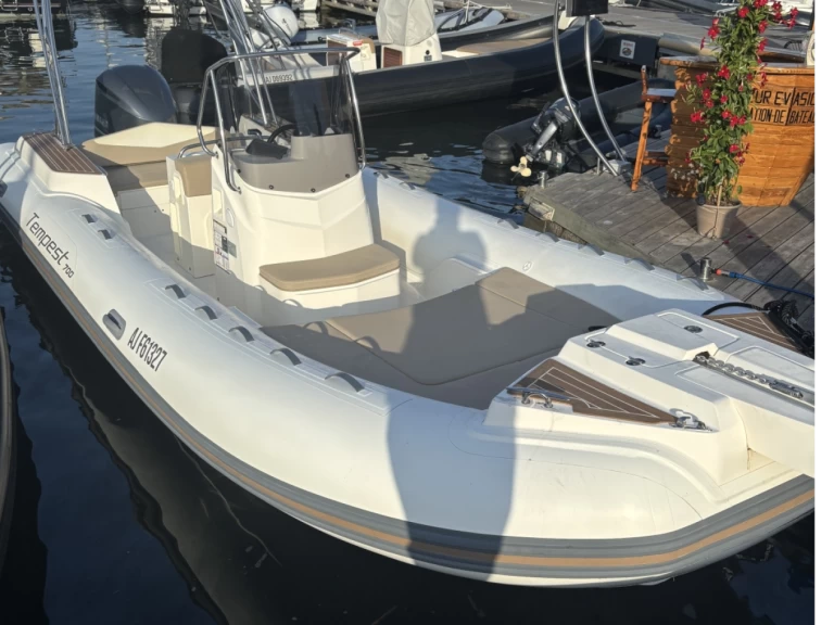 Bareboat Rental RIB Capelli with a boat licence