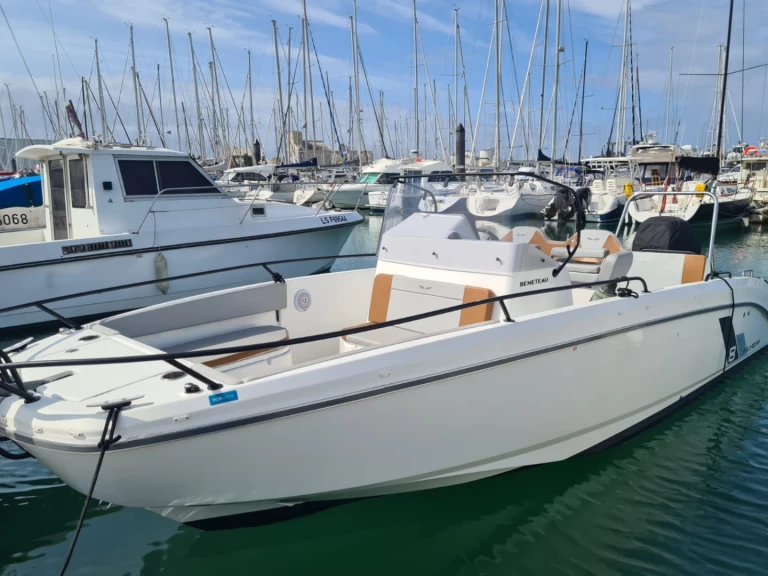 Bénéteau Flyer 8 SPACEdeck in Les Sables-d'Olonne on SamBoat