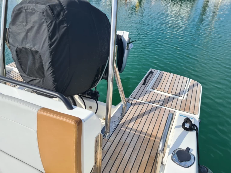Boat rental Bénéteau Flyer 8 SPACEdeck in Les Sables-d'Olonne on Samboat