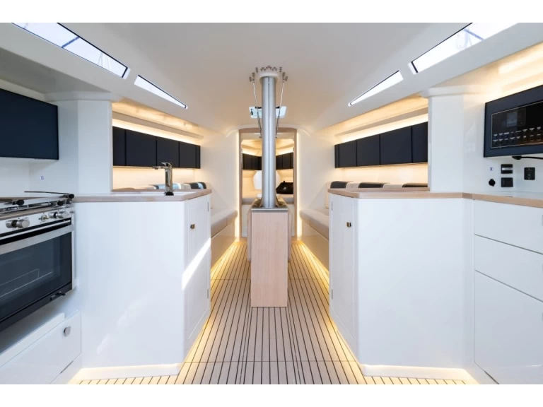 Italia Yachts Italia Yachts 11.98 charter bareboat or captained in  Piraeus