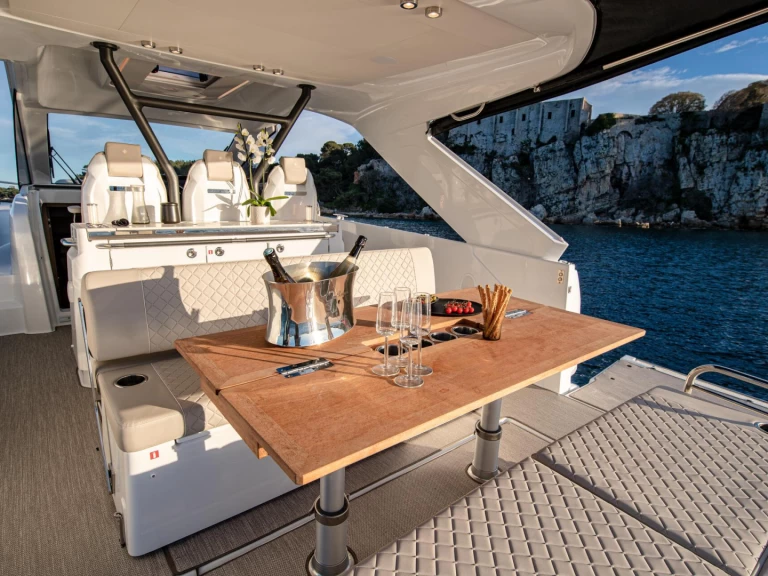 Jeanneau DB 37 in Hyères on SamBoat