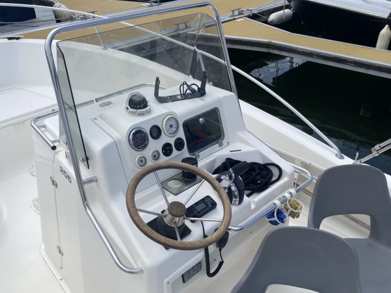 Bareboat Rental Motorboat White Shark with a boat licence