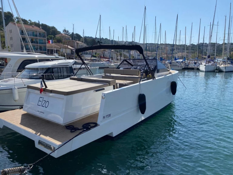 Rent a De Antonio Yacht D33 Cruiser Bandol