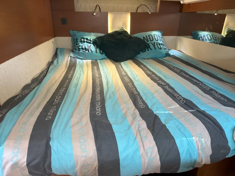 Bareboat Rental Motorboat Jeanneau with a boat licence